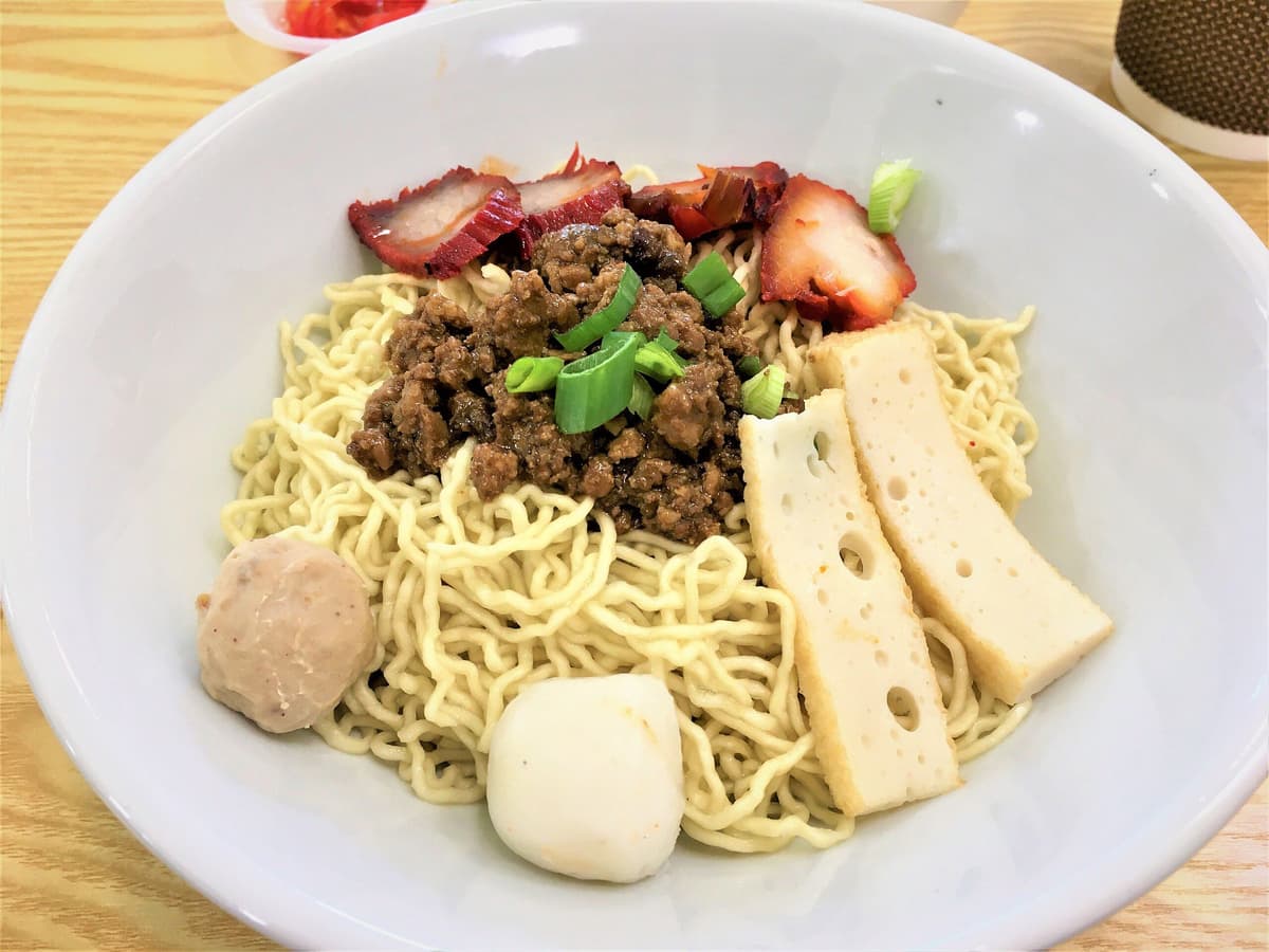 An image of mee kolok