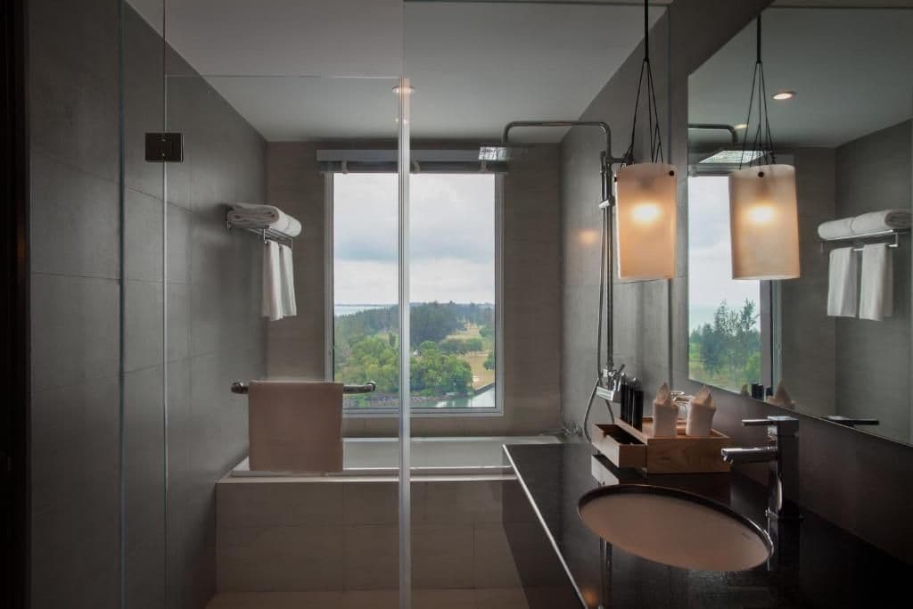 Deluxe King Room With Sea View By Pullman Miri